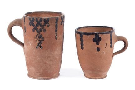 Lot composé de deux tasses en céramique ornées de 