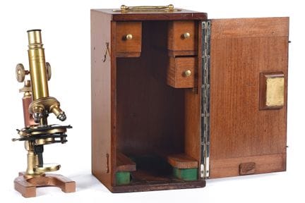 Microscopio con la sua custodia originale, realizz