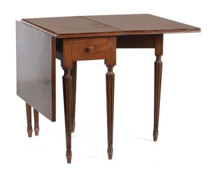 Table d'appoint à ailes en bois d'acajou. Style vi