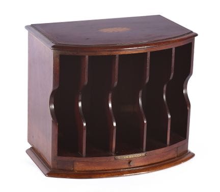 Portacarte realizzato in legno di mogano. XX secol