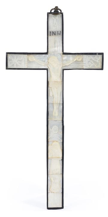 Croce della Terra Santa realizzata in madreperla. 