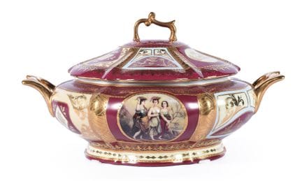 Soup tureen made of Retier porcelain and decorated