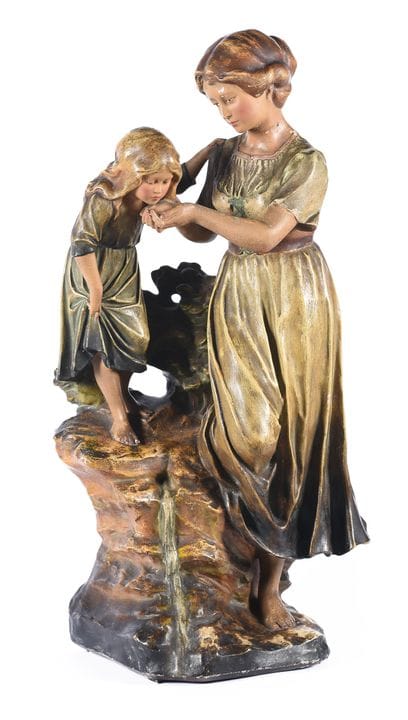 Figurine en plâtre polychrome représentant une mèr