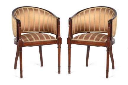 Paire de fauteuils en bois d'acajou et rembourrés.
