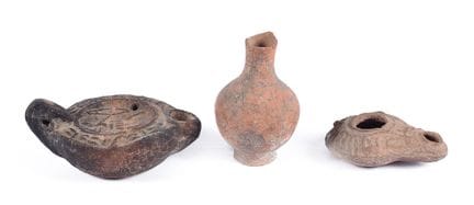 Lot composé de trois pièces en terre cuite. XIXe s