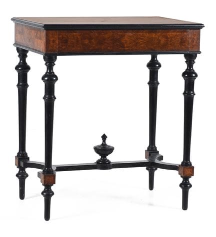 Table d'appoint en bois de noyer avec marqueterie.