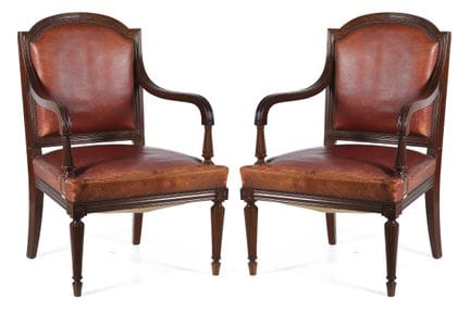 Paire de fauteuils en bois d'acajou recouverts de 