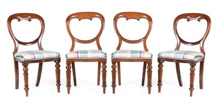 Lot composé de quatre chaises en bois d'acajou et 