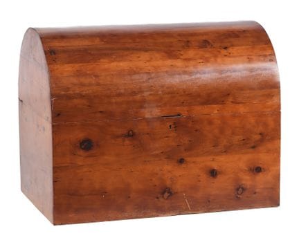 Coffre en bois de pin. XXe siècle. 53 x 64 x 42 cm