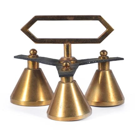 Carillon composé de trois cloches en bronze. Milie