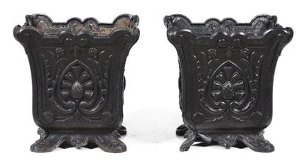 Paire de jardinières en fonte, ornées de motifs vé