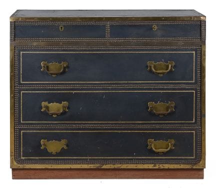 Commode de bateau en cuir et laiton. Milieu du XXe