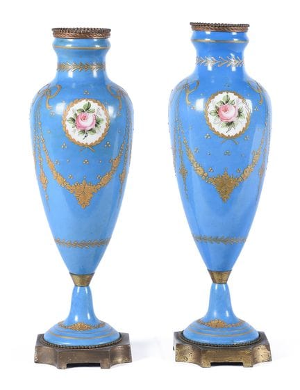 Pair of cups made of porcelain and bronze, decorat