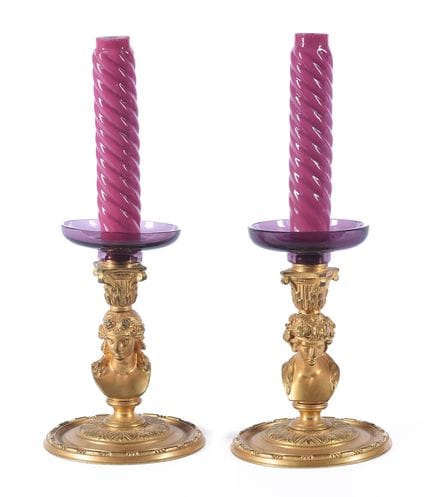 Coppia di candelieri in bronzo dorato raffiguranti