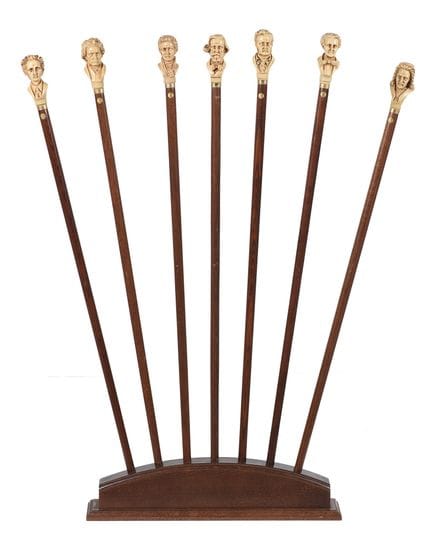 Set composto da sette bastoni in legno. XX secolo.
