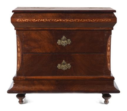 Commode en bois d'acajou avec marqueterie. XIXe si