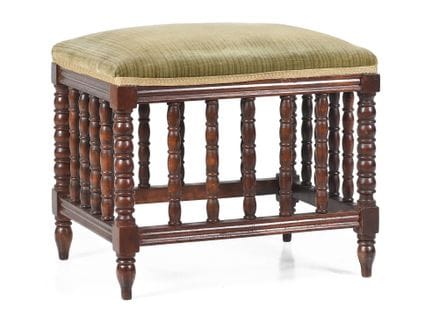 Tabouret en bois sculpté avec assise rembourrée. M