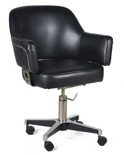 Fauteuil pivotant en cuir synthétique, retapissé. 