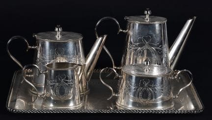 Ensemble composé d'un plateau, d'une théière et d'