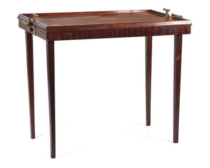 Table pliante en bois d'acajou. Angleterre, début 