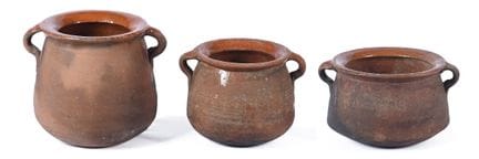 Lot composé de trois casseroles en céramique émail