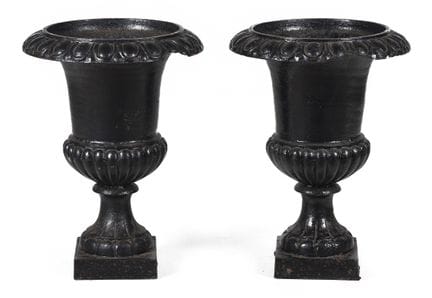 Paire de coupes en fonte. Quelques petits défauts.