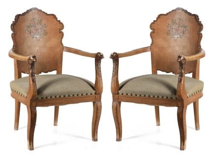 Paire de fauteuils en bois polychrome, ornés de mo