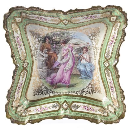 Fruit bowl made of porcelain and decorated with a 