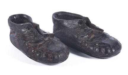 Paire de figurines en bronze représentant une pair