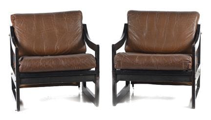 Paire de fauteuils en bois laqué noir et cuir. Des