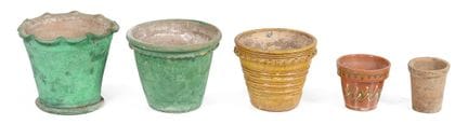 Lot composé de cinq pots de fleurs en céramique. D