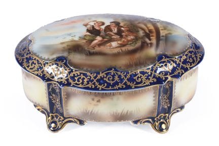 Box made of Saxe E.S. porcelain and decorated with