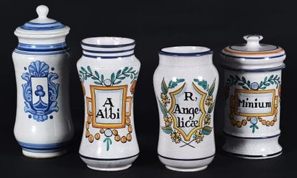 Set consisting of four porcelain medicine jars. 20