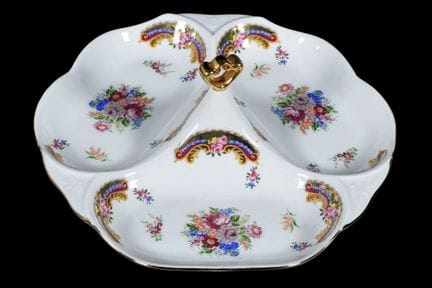 Porcelain fruit bowl decorated with floral motifs.
