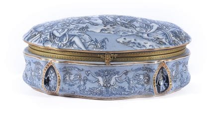 Porcelain box decorated with a classical scene. En