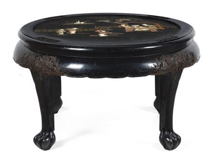 Table en bois avec marqueterie en nacre représenta