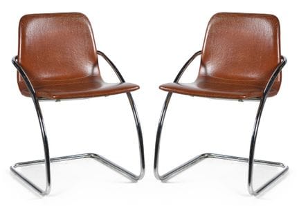 Paire de chaises en métal et cuir. D'après les mod