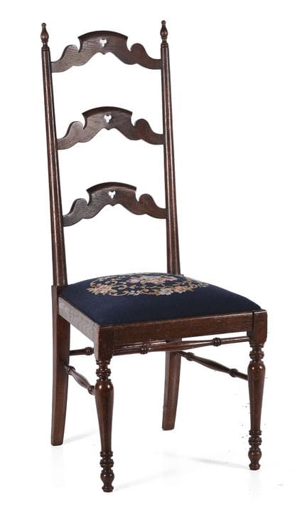 Chaise en bois à haut dossier. Milieu du XXe siècl
