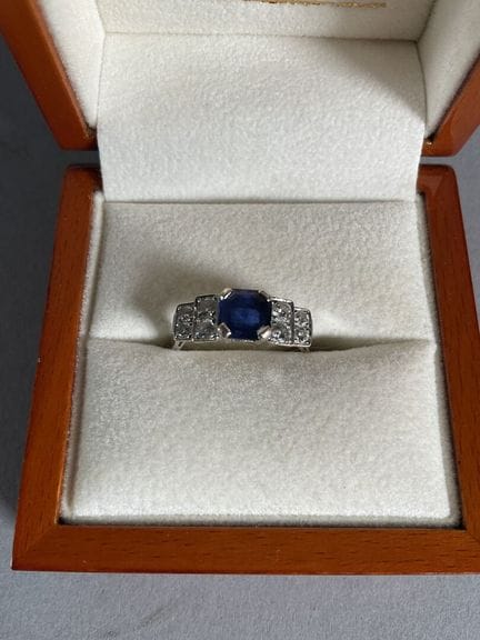 Anillo Art Déco de oro blanco con un zafiro azul d