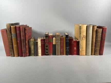 Conjunto de libros variados en 2 cajas de cartón. 
