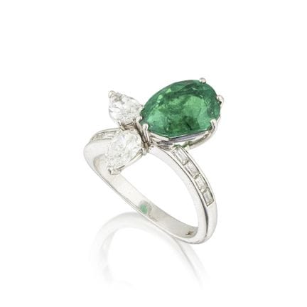 ANILLO DE ESMERALDA Y DIAMANTES
Adornado con una e