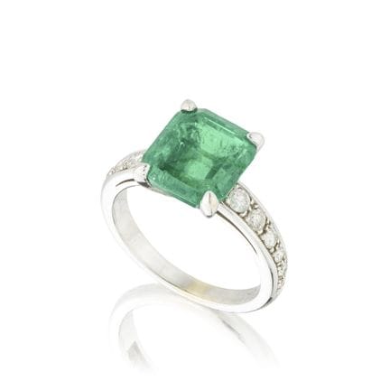 ANILLO DE ESMERALDA Y DIAMANTES
Adornado con una e
