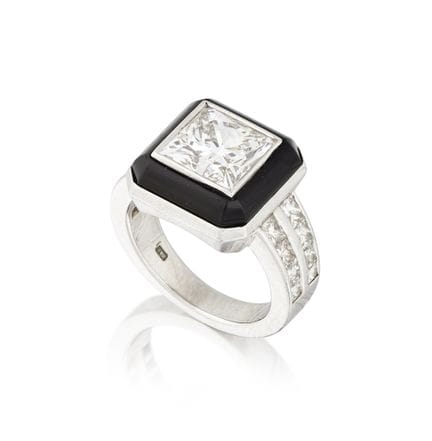 ANILLO DE ÓNIX Y DIAMANTES
Engastado con un diaman
