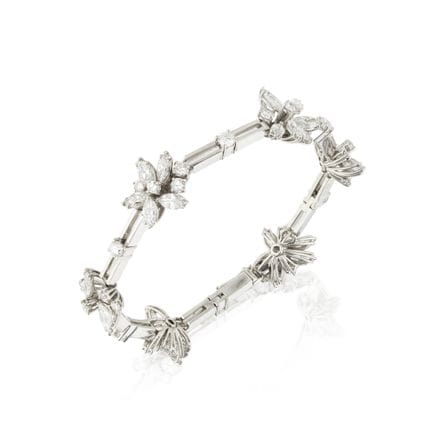 PULSERA DE FLORES DE DIAMANTES
Formada por una lín
