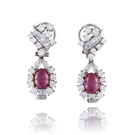 PENDIENTES DE RUBÍES Y DIAMANTES
Cada uno adornado