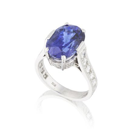 ANILLO DE ZAFIRO Y DIAMANTES
Zafiro ovalado rodead