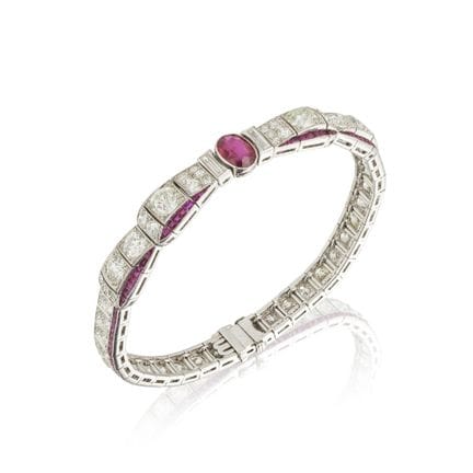 PULSERA DE RUBÍES Y DIAMANTES
Con forma de cinta e