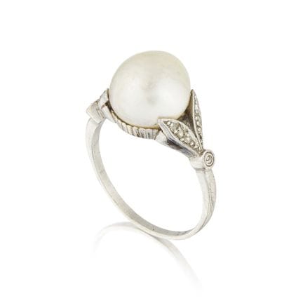 ANILLO DE PERLA Y DIAMANTES
La perla en forma de b