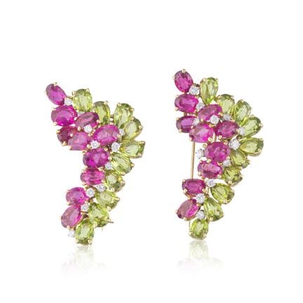 PAR DE ALFILERES DE TURMALINAS, PERIDOTAS Y DIAMAN