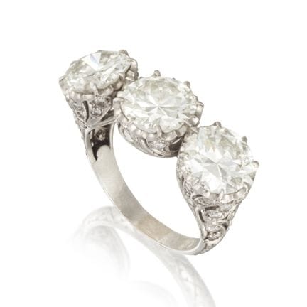 ANILLO DE LIGA CON DIAMANTES
Adornado con tres dia